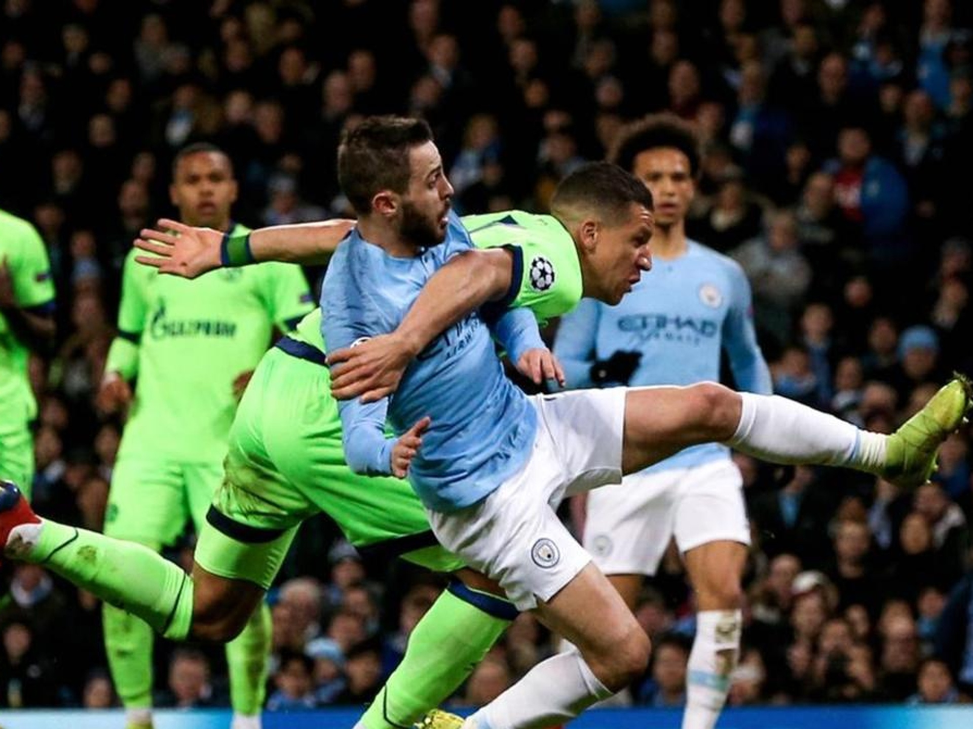 关于离谱！里尔豪取连胜备战欧联那不勒斯绝杀压哨备战英超，拜仁慕尼黑围绕欧冠强势反弹的信息